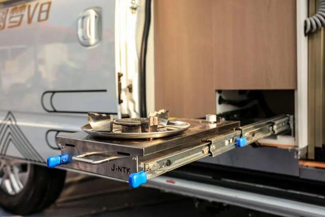 月28亮相成都房车展价格配置秒杀露营车pg电子娱乐平台10多万的B型房车11(图3) 月28亮相成都房车展价格配置秒杀露营车pg电子娱乐平台10多万的B型房车11(图3)